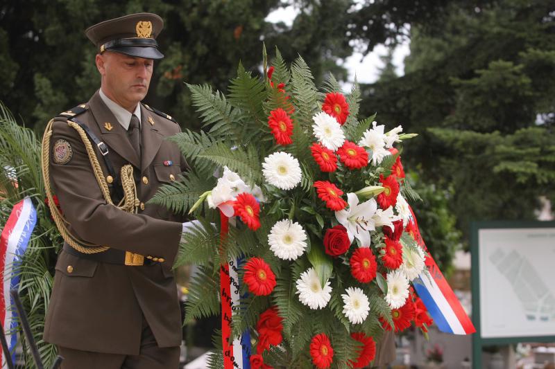 30.09.2013., Zadar – Na Gradskom groblju kod sredisnjeg kriza polozeni su vijenci stradalima u Domovinskom ratu povodom proslave dana obrane grada. Photo: Dino Stanin/PIXSELL Autor  Dino Stanin/PIXSELL KLJUČNE RIJEČI  polaganje vijenaca, obrana grada, o