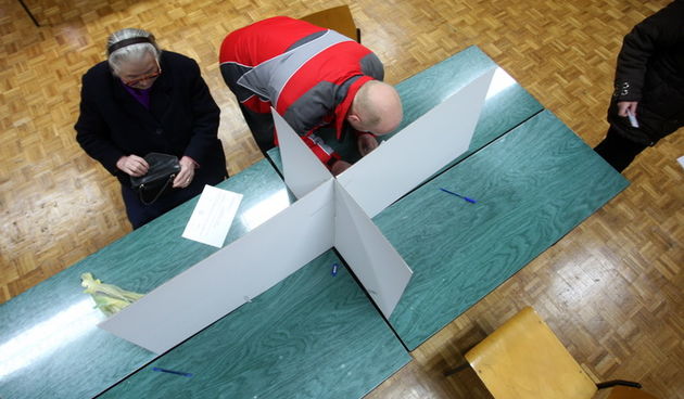 Zadar, 220112.OS Sime Budinic na VostarniciReferendum o pristupanju Republike Hrvatske u Europsku Uniju.Na slici: gradjani Zadra izasli su na referendum.Foto: Andrija Lucic / CROPIX