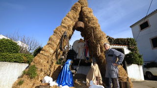 Vodice, 241212.
Josip Matesa Bumba iz Vodica vec godinama izradjuje bozicne jaslice za Vodice, Sibenik i Sibensku Biskupiju, a ove godine ispred svoje obiteljske kuce u Vodicama postavio je jaslice u kojima iznad malog Isusa stoji general Ante Gotovina.
N Vodice, 241212.
Josip Matesa Bumba iz Vodica vec godinama izradjuje bozicne jaslice za Vodice, Sibenik i Sibensku Biskupiju, a ove godine ispred svoje obiteljske kuce u Vodicama postavio je jaslice u kojima iznad malog Isusa stoji general Ante Gotovina.
N