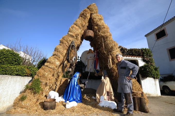 Vodice, 241212.
Josip Matesa Bumba iz Vodica vec godinama izradjuje bozicne jaslice za Vodice, Sibenik i Sibensku Biskupiju, a ove godine ispred svoje obiteljske kuce u Vodicama postavio je jaslice u kojima iznad malog Isusa stoji general Ante Gotovina.
N Vodice, 241212.
Josip Matesa Bumba iz Vodica vec godinama izradjuje bozicne jaslice za Vodice, Sibenik i Sibensku Biskupiju, a ove godine ispred svoje obiteljske kuce u Vodicama postavio je jaslice u kojima iznad malog Isusa stoji general Ante Gotovina.
N