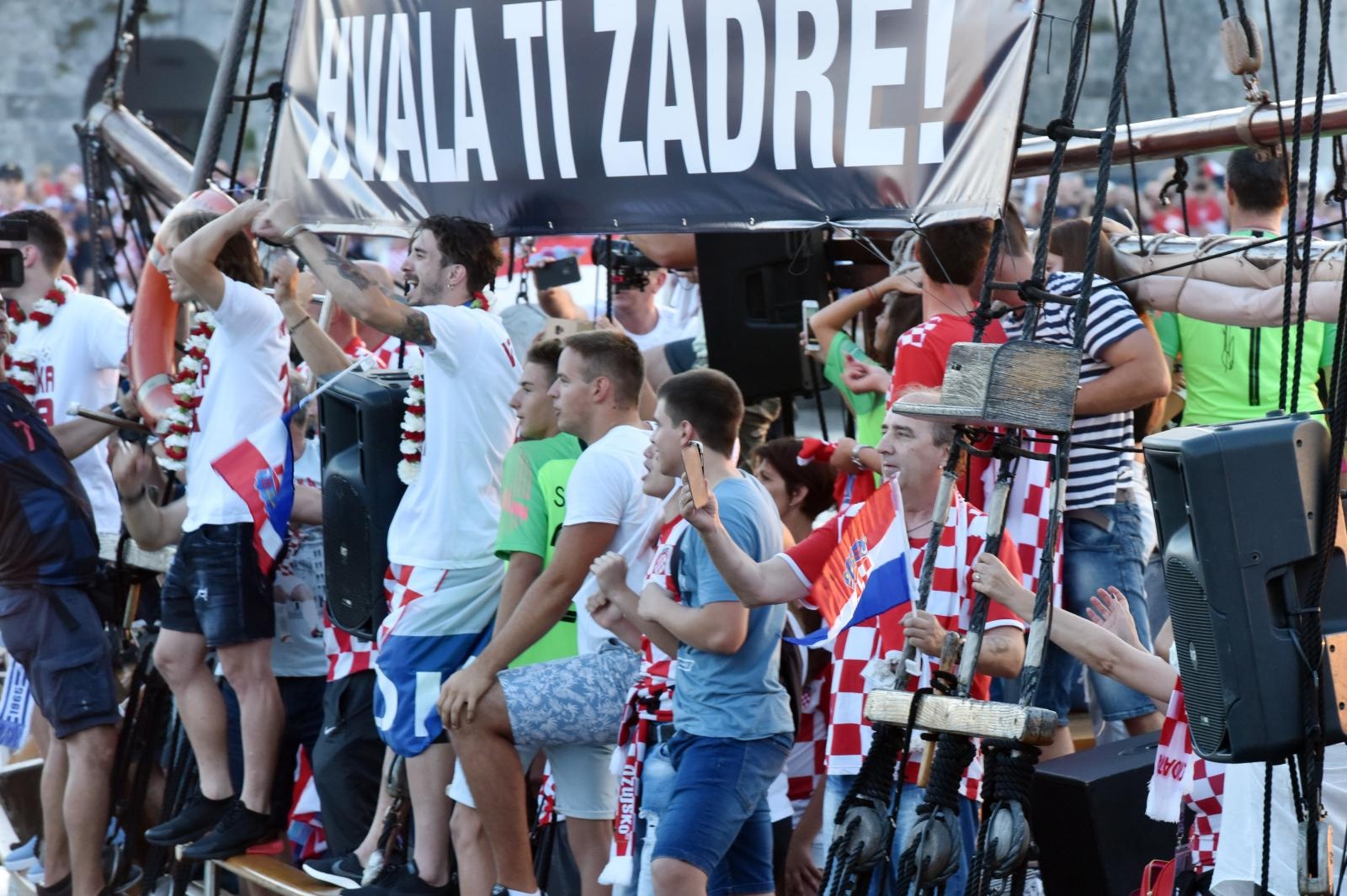 Svečani doček zadarskih Vatrenih: Jedrenjakom Branimir plovili od Gradskog mosta do gata na zadarskoj rivi