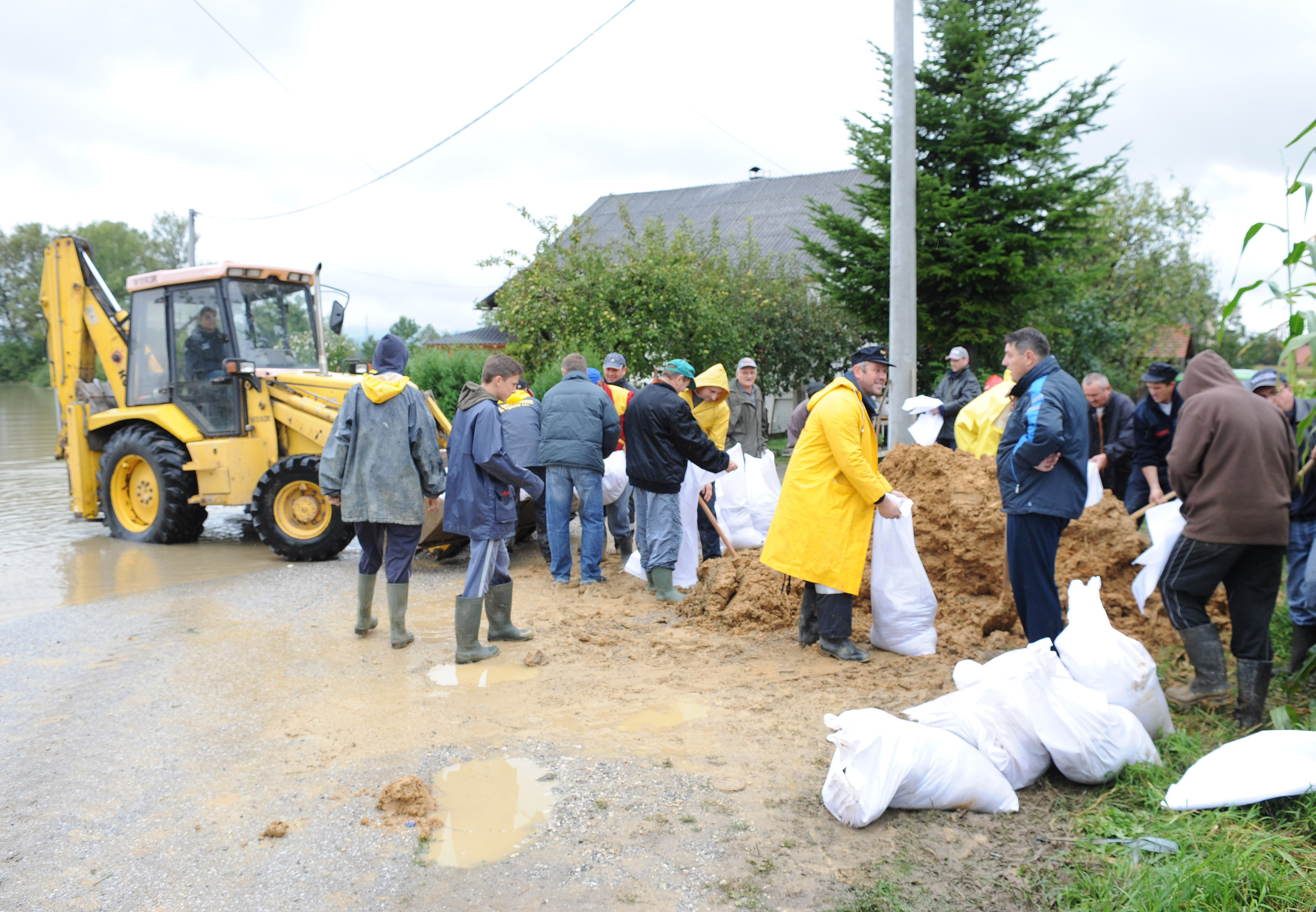Rijeka Krapina se izlila iz svog korita nakon nekoliko dana neprekinutih kiša te je poplavila kuće i podrume u Zaprešiću, a vodostaj rijeke Save i dalje raste, Foto: Damir Krajac / CROPIX