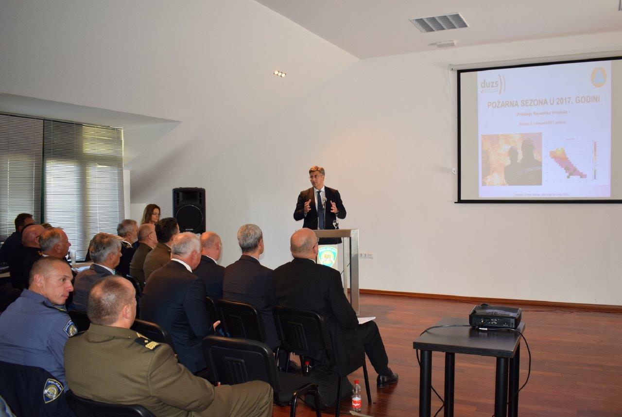 U Divuljama održana tematska sjednica premijera i župana o požarnoj sezoni U Divuljama održana tematska sjednica premijera i župana o požarnoj sezoni