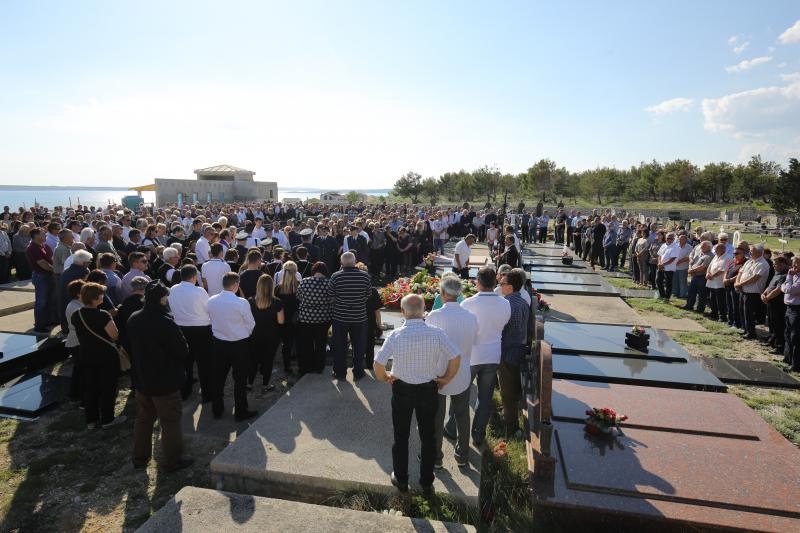 Mirko Miočić ispraćen na posljednji počinak na mjesnom groblju u Rtini Mirko Miočić ispraćen na posljednji počinak na mjesnom groblju u Rtini