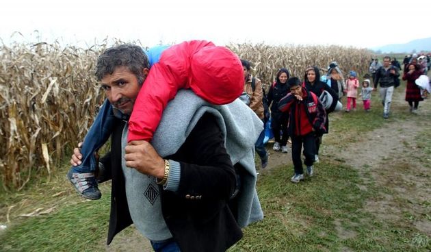 Brezice, Slovenija – Oko 2000 izbjeglica u koloni hoda od mjesta Rigonce prema kampu u Brezicama u pratnji Slovenske policije, Foto: Zeljko Lukunic/PIXSELL