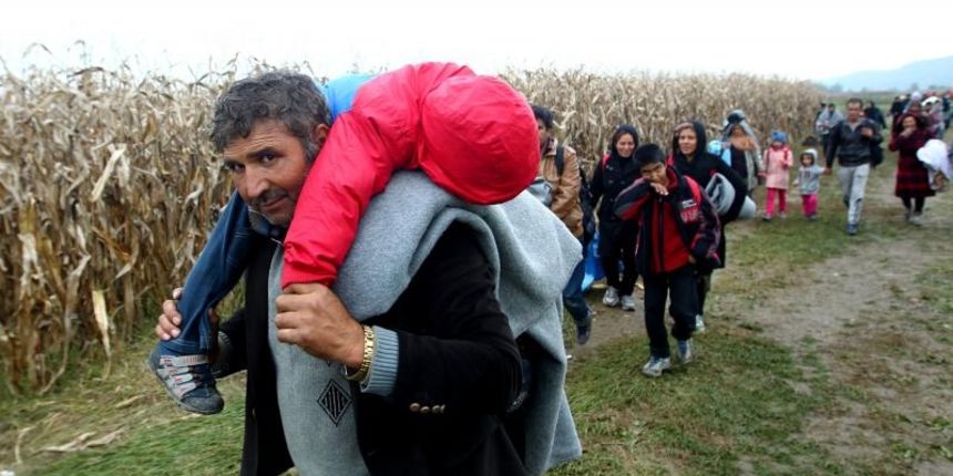 Brezice, Slovenija – Oko 2000 izbjeglica u koloni hoda od mjesta Rigonce prema kampu u Brezicama u pratnji Slovenske policije, Foto: Zeljko Lukunic/PIXSELL