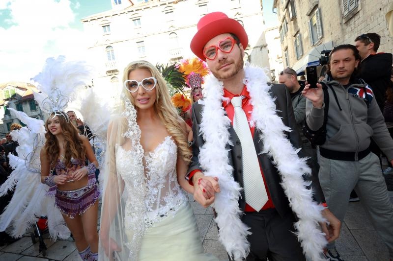 Splitski karneval: Vjenčanje Ave Karabatić i Ivana Pernara na splitskoj rivi