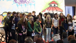 Zadar, 060510.
U klubu Arsenal obiljezena je 10.godisnjica rada obrazovnog portala srednjih skola Zadarske zupanije “RivaOn”.
Na fotografiji : predstavljane ucenika koji su sudjelovali u 4.natjecaju za najbolju fotografiju.
Foto: Vladimir Ivanov / CROPIX