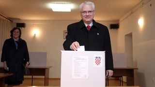 Palmoticeva 30, Zagreb – Predsjednik Republike Hrvatske Ivo Josipovic u pratnji supruge Tatjane glasovao je na predsjednickim izborima. Photo: Goran Stanzl/PIXSELL Palmoticeva 30, Zagreb – Predsjednik Republike Hrvatske Ivo Josipovic u pratnji supruge Tatjane glasovao je na predsjednickim izborima. Photo: Goran Stanzl/PIXSELL
