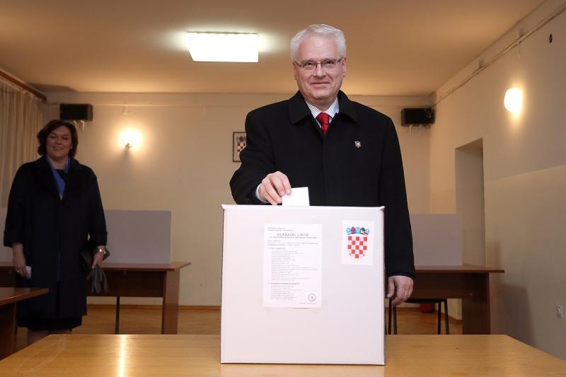 Palmoticeva 30, Zagreb – Predsjednik Republike Hrvatske Ivo Josipovic u pratnji supruge Tatjane glasovao je na predsjednickim izborima. Photo: Goran Stanzl/PIXSELL Palmoticeva 30, Zagreb – Predsjednik Republike Hrvatske Ivo Josipovic u pratnji supruge Tatjane glasovao je na predsjednickim izborima. Photo: Goran Stanzl/PIXSELL