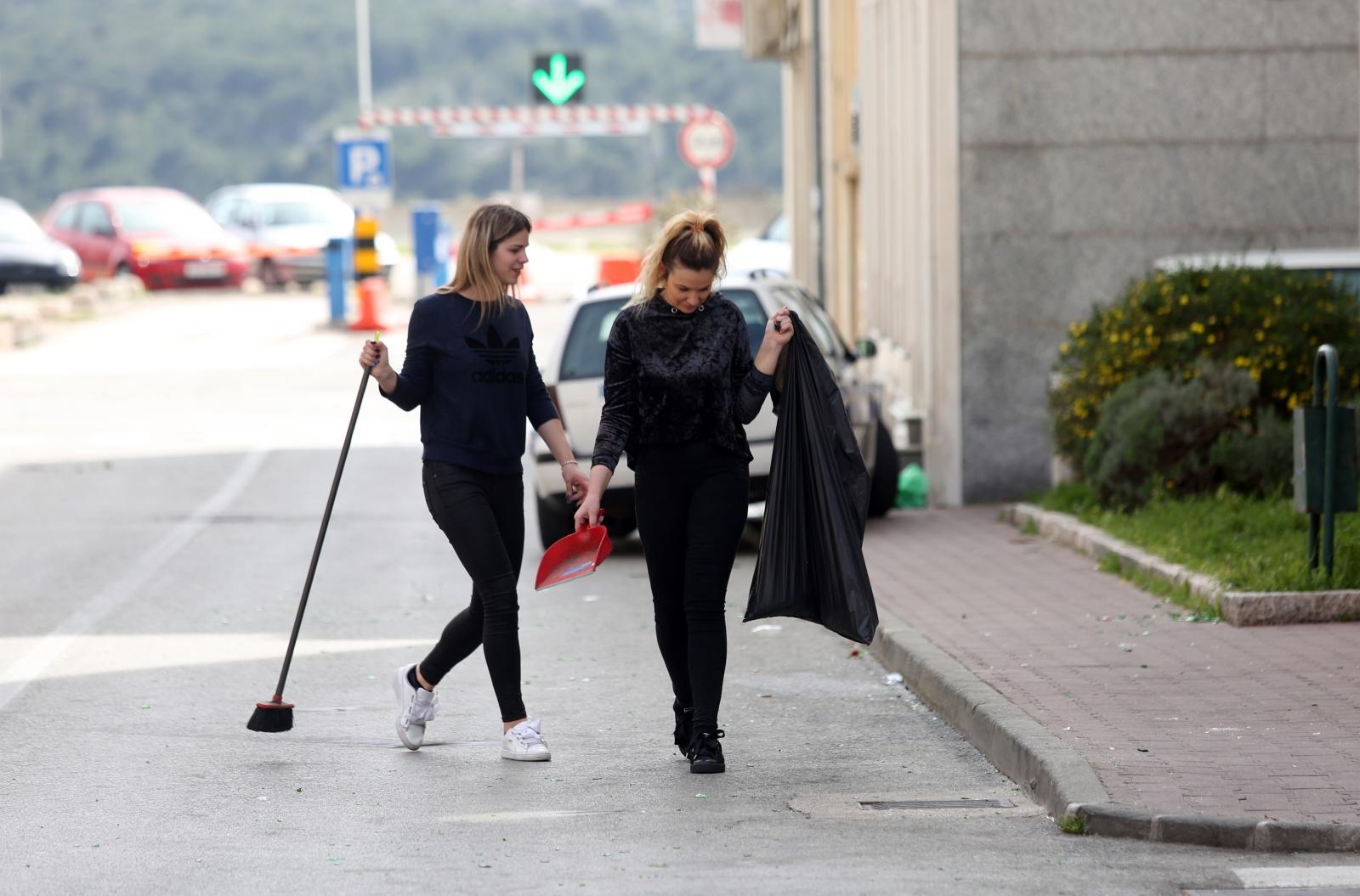 Čišćenje ulice u Šibeniku nakon masovne tuče navijača u Šibeniku Čišćenje ulice u Šibeniku nakon masovne tuče navijača u Šibeniku