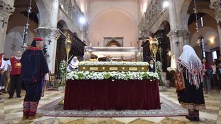 Velik broj vjernika sudjelovalo u procesiji u kojoj je nošeno tijelo Leopolda Bogdana Mandića od crkve Gospe od zdravlja do katedrale sv. Stošije Velik broj vjernika sudjelovalo u procesiji u kojoj je nošeno tijelo Leopolda Bogdana Mandića od crkve Gospe od zdravlja do katedrale sv. Stošije