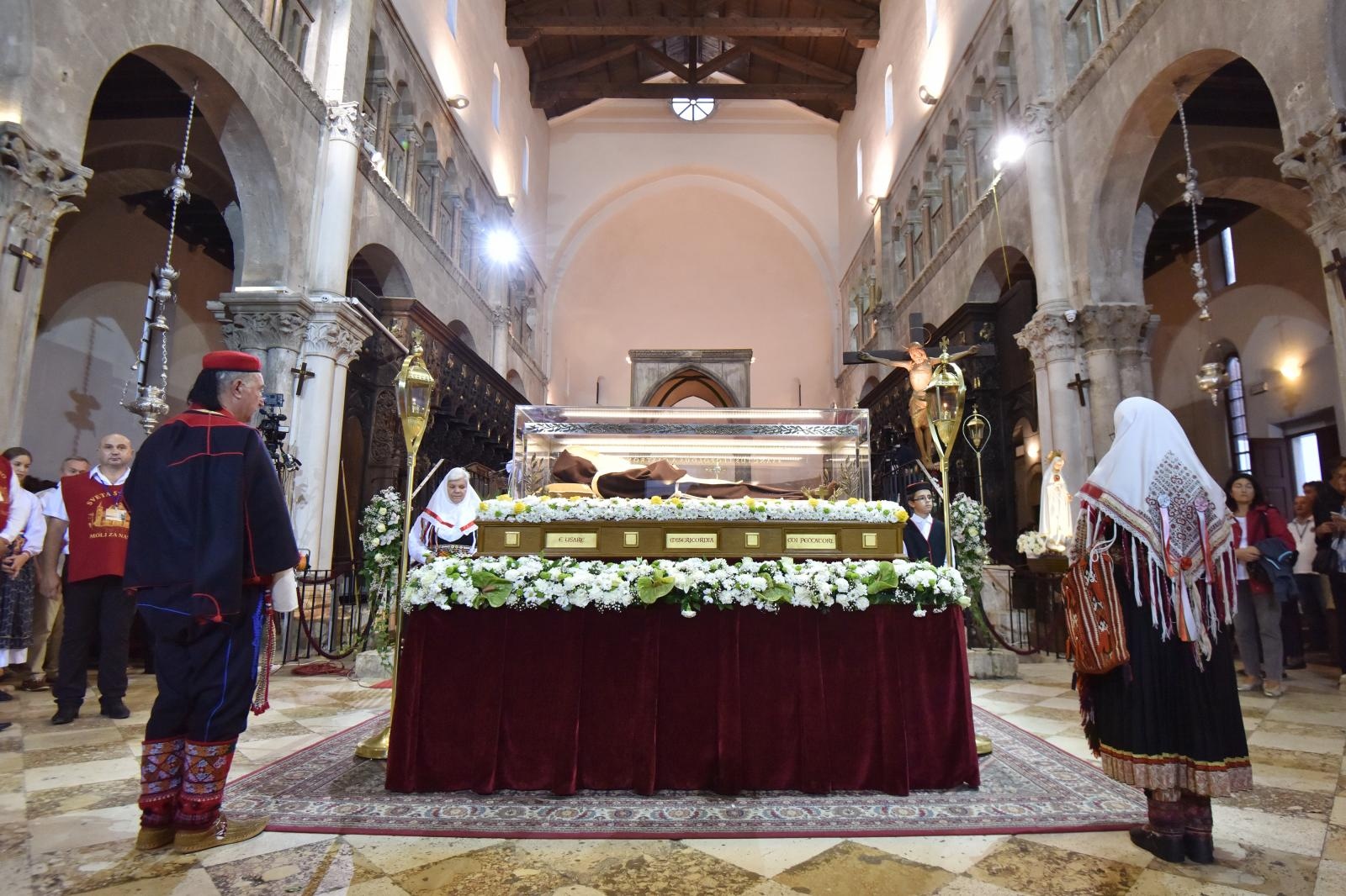 Velik broj vjernika sudjelovalo u procesiji u kojoj je nošeno tijelo Leopolda Bogdana Mandića od crkve Gospe od zdravlja do katedrale sv. Stošije Velik broj vjernika sudjelovalo u procesiji u kojoj je nošeno tijelo Leopolda Bogdana Mandića od crkve Gospe od zdravlja do katedrale sv. Stošije