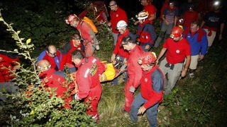 Gracac, 170711.
Speleologu Tomislavu V. (37) koji je s kolegom u nedjelju istrazivao jamu Kita Gacesina kod Gracaca je pozlilo te je pao u, kako se doznaje, dijabeticku komu koja ga je uhvatila u snu. Ostao je lezati na 362 metra dubine. Rijec je o muskar Gracac, 170711.
Speleologu Tomislavu V. (37) koji je s kolegom u nedjelju istrazivao jamu Kita Gacesina kod Gracaca je pozlilo te je pao u, kako se doznaje, dijabeticku komu koja ga je uhvatila u snu. Ostao je lezati na 362 metra dubine. Rijec je o muskar