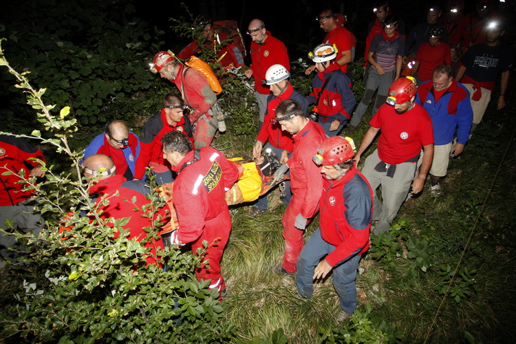 Gracac, 170711.
Speleologu Tomislavu V. (37) koji je s kolegom u nedjelju istrazivao jamu Kita Gacesina kod Gracaca je pozlilo te je pao u, kako se doznaje, dijabeticku komu koja ga je uhvatila u snu. Ostao je lezati na 362 metra dubine. Rijec je o muskar Gracac, 170711.
Speleologu Tomislavu V. (37) koji je s kolegom u nedjelju istrazivao jamu Kita Gacesina kod Gracaca je pozlilo te je pao u, kako se doznaje, dijabeticku komu koja ga je uhvatila u snu. Ostao je lezati na 362 metra dubine. Rijec je o muskar