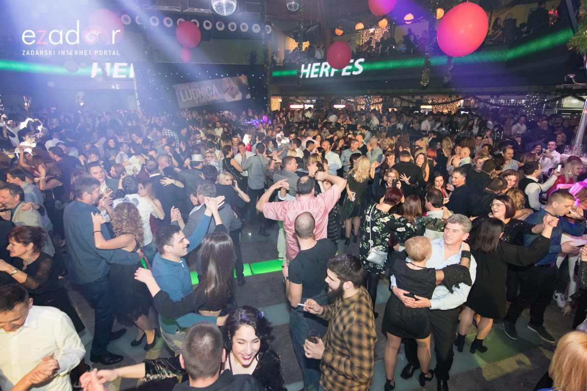 Ludnica u Saturnusu: Najbolji doček u svemiru i šire Ludnica u Saturnusu: Najbolji doček u svemiru i šire