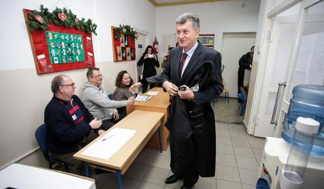 Zagreb – Predsjednicki kandidat dr. Milan Kujundzic i njegova supruga Tatjana Kujundzic glasali su u Podrucnoj skoli Bacun u Markusevcu. Photo: Petar Glebov/PIXSELL