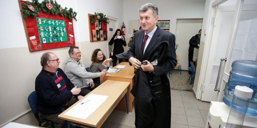 Zagreb – Predsjednicki kandidat dr. Milan Kujundzic i njegova supruga Tatjana Kujundzic glasali su u Podrucnoj skoli Bacun u Markusevcu. Photo: Petar Glebov/PIXSELL Zagreb – Predsjednicki kandidat dr. Milan Kujundzic i njegova supruga Tatjana Kujundzic glasali su u Podrucnoj skoli Bacun u Markusevcu. Photo: Petar Glebov/PIXSELL