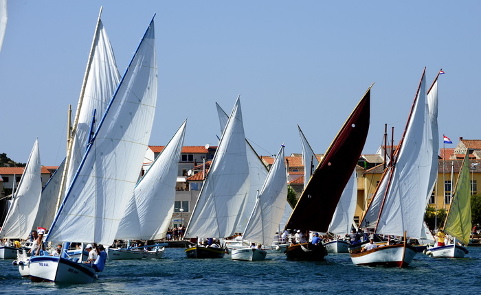 Betina, 150810.
U Betini na otoku Murteru danas je odrzana tradicionalna regata brodova na “latinskog idro ” pod nazivom “Regata za dusu i tilo”, na regati je sudjovalo preko gajeta, leuta i kaica pobjedili su domacini iz Betine.
Na slici start regate u b Betina, 150810.
U Betini na otoku Murteru danas je odrzana tradicionalna regata brodova na “latinskog idro ” pod nazivom “Regata za dusu i tilo”, na regati je sudjovalo preko gajeta, leuta i kaica pobjedili su domacini iz Betine.
Na slici start regate u b