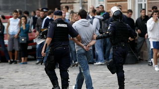 Temisvar, Rumunjska, 011009.
Na jednom od gradskih trgova doslo je do sukoba izmedju navijaca Dinama i rumunjskih navijaca pred utakmicu Temisvar – Dinamo. Policija je nerede vrlo brzo ugusila.
Foto: CROPIX Temisvar, Rumunjska, 011009.
Na jednom od gradskih trgova doslo je do sukoba izmedju navijaca Dinama i rumunjskih navijaca pred utakmicu Temisvar – Dinamo. Policija je nerede vrlo brzo ugusila.
Foto: CROPIX