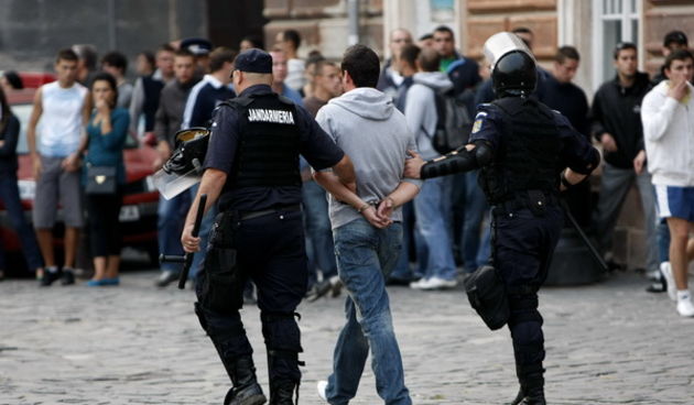 Temisvar, Rumunjska, 011009.
Na jednom od gradskih trgova doslo je do sukoba izmedju navijaca Dinama i rumunjskih navijaca pred utakmicu Temisvar – Dinamo. Policija je nerede vrlo brzo ugusila.
Foto: CROPIX