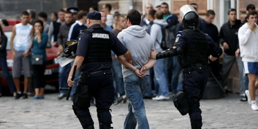 Temisvar, Rumunjska, 011009.
Na jednom od gradskih trgova doslo je do sukoba izmedju navijaca Dinama i rumunjskih navijaca pred utakmicu Temisvar – Dinamo. Policija je nerede vrlo brzo ugusila.
Foto: CROPIX Temisvar, Rumunjska, 011009.
Na jednom od gradskih trgova doslo je do sukoba izmedju navijaca Dinama i rumunjskih navijaca pred utakmicu Temisvar – Dinamo. Policija je nerede vrlo brzo ugusila.
Foto: CROPIX