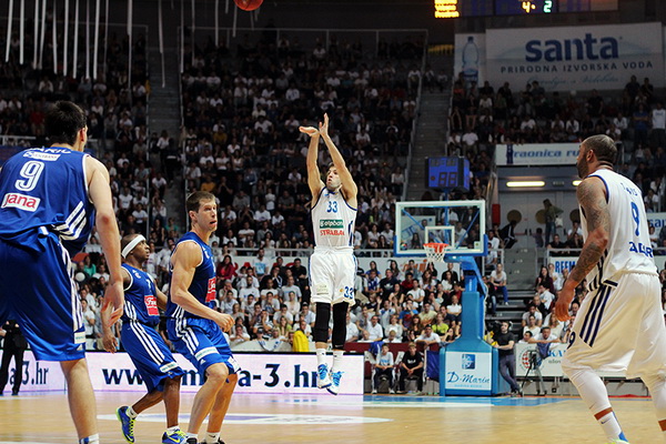 Najbolji navijači na svitu na utakmici Zadar-Cibona, Foto: Mia Čop Najbolji navijači na svitu na utakmici Zadar-Cibona, Foto: Mia Čop