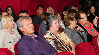 Zadar, 19.10.2012. snimio: Nenad Marčev
komedija
D. Kovačević: PROFESIONALAC ili Tužna komedija po Luki,
Kazališna družina ”Glumci u Zagvozdu” &
SATIRIČKO KAZALIŠTE KEREMPUH
redatelj: Bogdan Diklić
igraju: D. Ljuština, V. Mlikota,
A. Zadar, 19.10.2012. snimio: Nenad Marčev
komedija
D. Kovačević: PROFESIONALAC ili Tužna komedija po Luki,
Kazališna družina ”Glumci u Zagvozdu” &
SATIRIČKO KAZALIŠTE KEREMPUH
redatelj: Bogdan Diklić
igraju: D. Ljuština, V. Mlikota,
A.