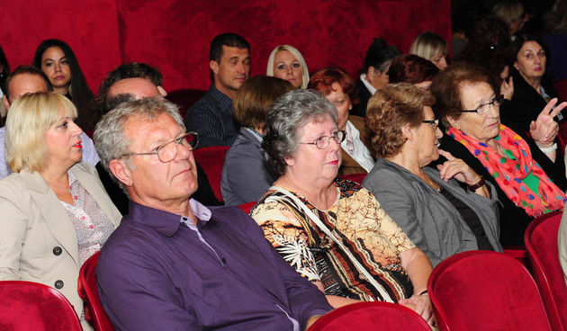 Zadar, 19.10.2012. snimio: Nenad Marčev 
komedija 
D. Kovačević: PROFESIONALAC ili Tužna komedija po Luki, 
Kazališna družina ”Glumci u Zagvozdu” & 
SATIRIČKO KAZALIŠTE KEREMPUH 
redatelj: Bogdan Diklić 
igraju: D. Ljuština, V. Mlikota, 
A.