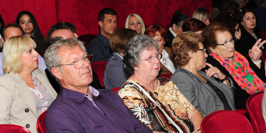 Zadar, 19.10.2012. snimio: Nenad Marčev 
komedija 
D. Kovačević: PROFESIONALAC ili Tužna komedija po Luki, 
Kazališna družina ”Glumci u Zagvozdu” & 
SATIRIČKO KAZALIŠTE KEREMPUH 
redatelj: Bogdan Diklić 
igraju: D. Ljuština, V. Mlikota, 
A.