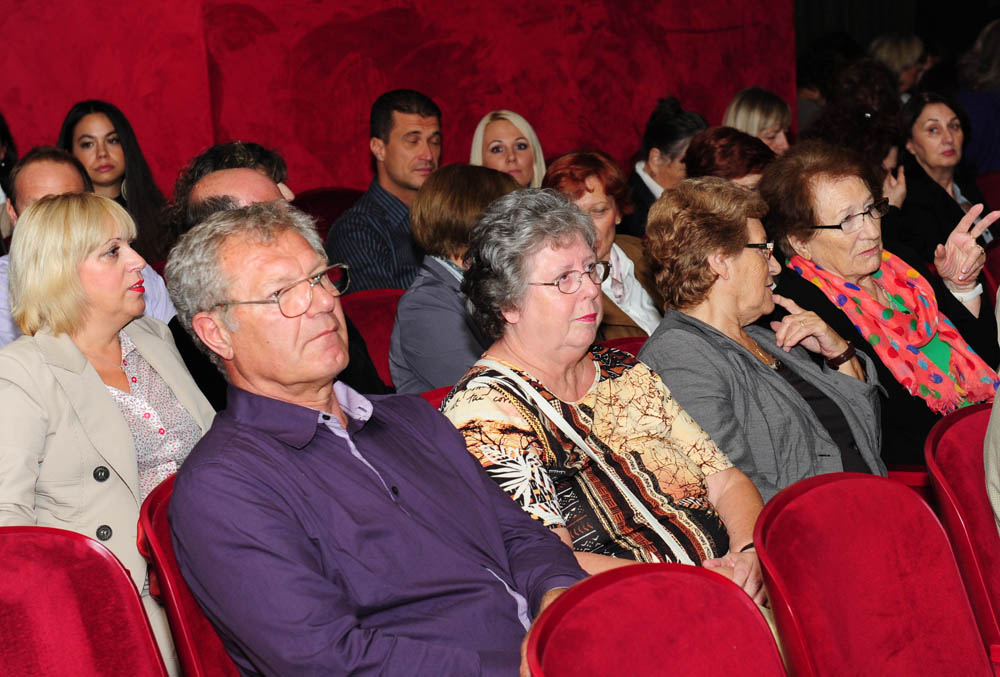 Zadar, 19.10.2012. snimio: Nenad Marčev
komedija
D. Kovačević: PROFESIONALAC ili Tužna komedija po Luki,
Kazališna družina ”Glumci u Zagvozdu” &
SATIRIČKO KAZALIŠTE KEREMPUH
redatelj: Bogdan Diklić
igraju: D. Ljuština, V. Mlikota,
A. Zadar, 19.10.2012. snimio: Nenad Marčev
komedija
D. Kovačević: PROFESIONALAC ili Tužna komedija po Luki,
Kazališna družina ”Glumci u Zagvozdu” &
SATIRIČKO KAZALIŠTE KEREMPUH
redatelj: Bogdan Diklić
igraju: D. Ljuština, V. Mlikota,
A.