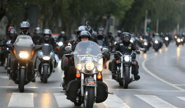 Osijek – Oko sest stotina sudionika motociklisticke karavane Prevlaka – Vukovar zaustavilo se i zapalio svijece kod instalacije crvenog fice koji gazi tenk. Photo: Davor Javorovic/PIXSELL Autor  Davor Javorovic/PIXSELL Ključne riječi  svijece, Vukovar, o