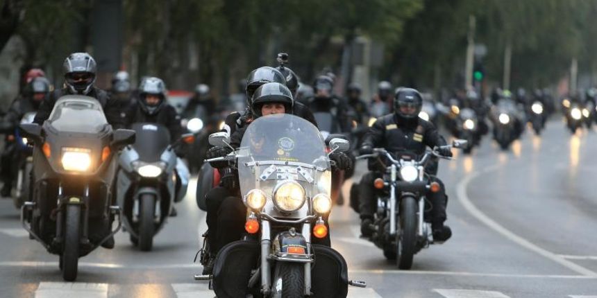 Osijek – Oko sest stotina sudionika motociklisticke karavane Prevlaka – Vukovar zaustavilo se i zapalio svijece kod instalacije crvenog fice koji gazi tenk. Photo: Davor Javorovic/PIXSELL Autor Davor Javorovic/PIXSELL Ključne riječi svijece, Vukovar, o Osijek – Oko sest stotina sudionika motociklisticke karavane Prevlaka – Vukovar zaustavilo se i zapalio svijece kod instalacije crvenog fice koji gazi tenk. Photo: Davor Javorovic/PIXSELL Autor Davor Javorovic/PIXSELL Ključne riječi svijece, Vukovar, o