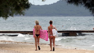 Zadar, 240711.
Oblacno vrijeme, hladni vjetar i valovi dovoljan su razlog sto nema ljudi na zadarskim plazama.
Na slici: rijetki kupaci na plazi Borik.
Foto: Vladimir Ivanov / CROPIX Zadar, 240711.
Oblacno vrijeme, hladni vjetar i valovi dovoljan su razlog sto nema ljudi na zadarskim plazama.
Na slici: rijetki kupaci na plazi Borik.
Foto: Vladimir Ivanov / CROPIX