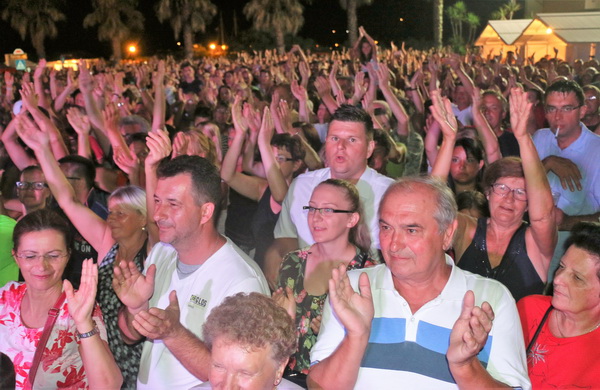Virsko ljeto 2016: Tomislav Bralić i klapa Intrade oduševili 12 tisuća obožavatelja na virskoj rivi Virsko ljeto 2016: Tomislav Bralić i klapa Intrade oduševili 12 tisuća obožavatelja na virskoj rivi