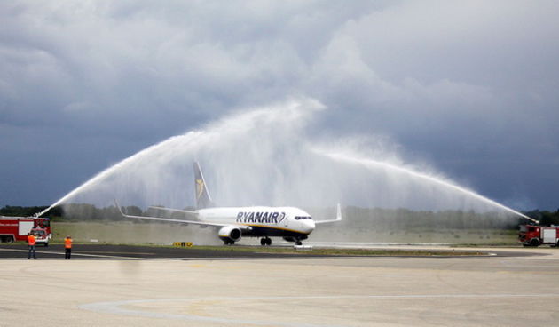 Zadar, 020610. Na Zadarski aerodrom sletio je prvi zrakoplov Ryanair iz Bremena pracen vodenim topovima Zadarskih vatrogasaca.  Foto: Zracna luka Zadar / CROPIX