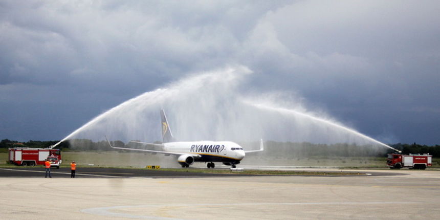 Zadar, 020610. Na Zadarski aerodrom sletio je prvi zrakoplov Ryanair iz Bremena pracen vodenim topovima Zadarskih vatrogasaca.  Foto: Zracna luka Zadar / CROPIX
