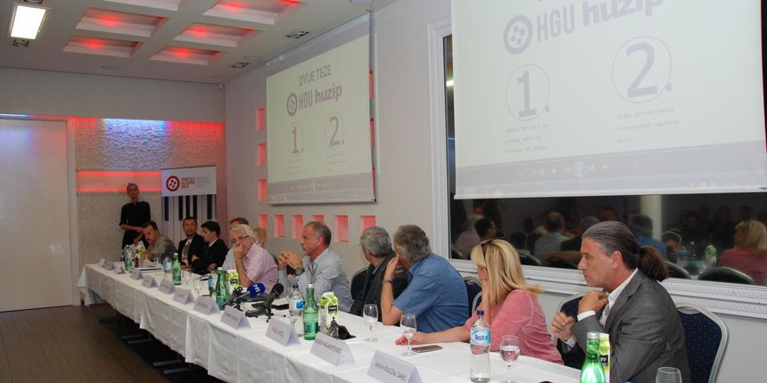 Hrvatska glazbena unija i Hrvatska udruga za zaštitu izvođačkih prava najavili su tužbe protiv T-coma i Deezera Hrvatska glazbena unija i Hrvatska udruga za zaštitu izvođačkih prava najavili su tužbe protiv T-coma i Deezera