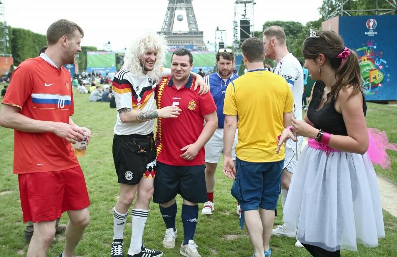 EURO 2016: Fan zona pored Eiffelovog tornja. Photo: Sanjin Strukić/PIXSELL EURO 2016: Fan zona pored Eiffelovog tornja. Photo: Sanjin Strukić/PIXSELL