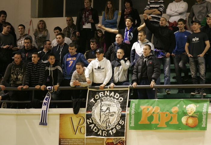 Split, 090413.
Kosarkaska utakmica 4. kola A1 kosarkaske lige Split Zadar odigrana je u dvorani na Gripama.
Na fotografiji: navijaci Zadra.
Foto : Jakov Prkic / Cropix Split, 090413.
Kosarkaska utakmica 4. kola A1 kosarkaske lige Split Zadar odigrana je u dvorani na Gripama.
Na fotografiji: navijaci Zadra.
Foto : Jakov Prkic / Cropix