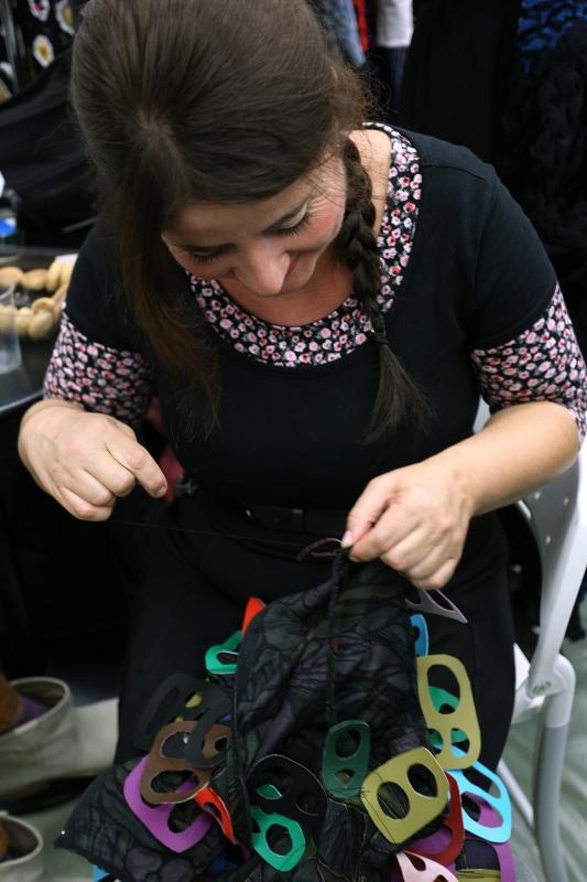 Zagreb – U Zagrebackom plesnom centru odrzana je revija poznatih hrvatskih dizajnera u sklopu devetog Modnog ormara. Detalji iz backstaga, frizeri i vizasisti vrse posljednje pripreme modela uoci revija. šminkanje. make-up. modeli, tetovaže, štikle. Photo