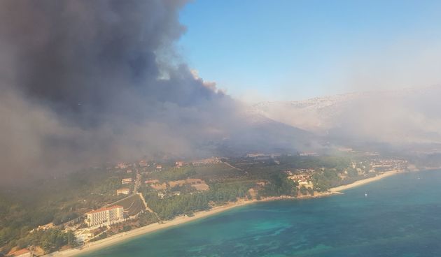 Zračne snage i vojnici gase veliki požar na Pelješcu