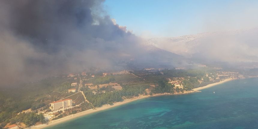 Zračne snage i vojnici gase veliki požar na Pelješcu Zračne snage i vojnici gase veliki požar na Pelješcu