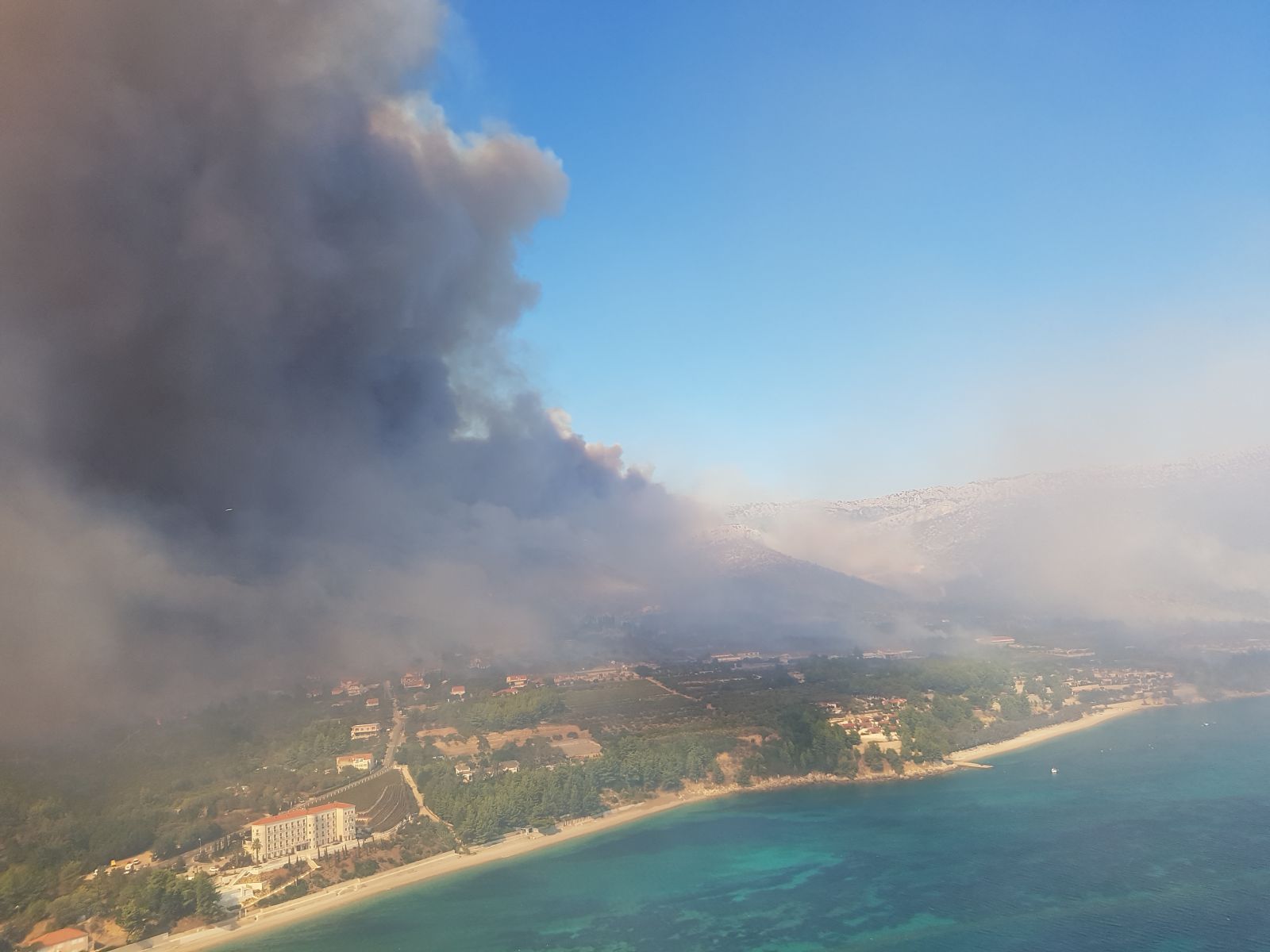 Zračne snage i vojnici gase veliki požar na Pelješcu
