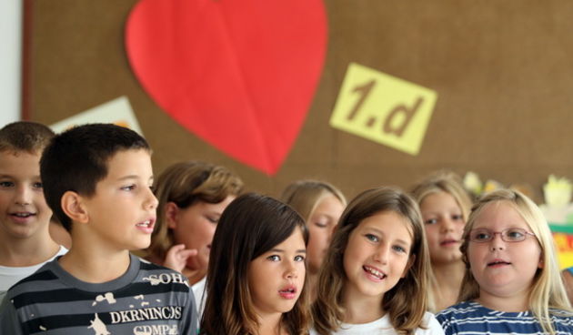 Zadar, 030912.
Gradonacelnik Zvonimir Vrancic obisao je skolu Zadarski otoci na Bilom Brigu, te je svim ucenicima u Zadru pozelio uspjesan pocetak nove skolske godine. 
Na fotografiji: ucenici. 
Foto: Jure Miskovic / CROPIX