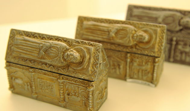 Zadar, 071011.Od danas se u Zadru moze kupiti suvenir replika skrinje Sv. Sime, zastitnika grada Zadra. Cijena suvenira je 220 kn.Foto: Andrija Lucic / CROPIX