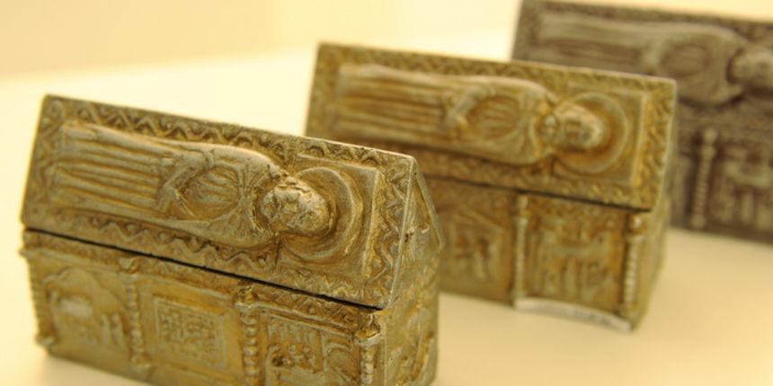 Zadar, 071011.Od danas se u Zadru moze kupiti suvenir replika skrinje Sv. Sime, zastitnika grada Zadra. Cijena suvenira je 220 kn.Foto: Andrija Lucic / CROPIX Zadar, 071011.Od danas se u Zadru moze kupiti suvenir replika skrinje Sv. Sime, zastitnika grada Zadra. Cijena suvenira je 220 kn.Foto: Andrija Lucic / CROPIX