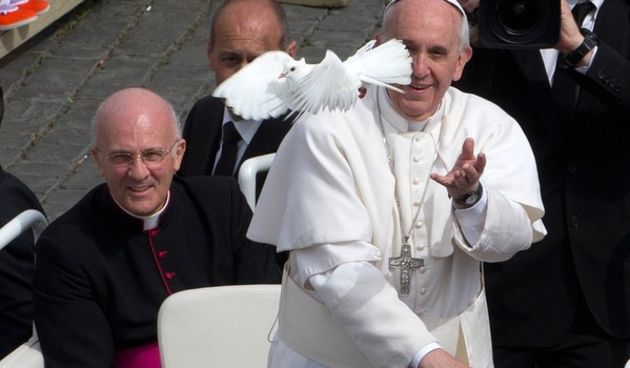 Papa Franjo i golubica, foto: theblaze.com