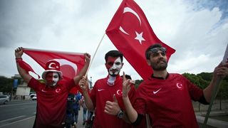 Euro 2016: Hrvatski navijači napravili fenomenalnu atmosferu u Parizu. Photo: Sanjin Strukić/PIXSELL Euro 2016: Hrvatski navijači napravili fenomenalnu atmosferu u Parizu. Photo: Sanjin Strukić/PIXSELL