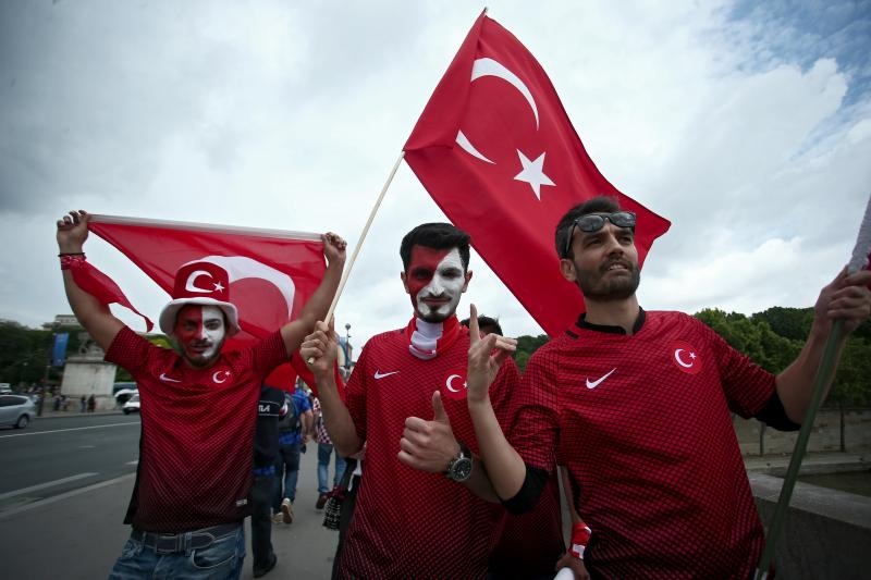 Euro 2016: Hrvatski navijači napravili fenomenalnu atmosferu u Parizu. Photo: Sanjin Strukić/PIXSELL Euro 2016: Hrvatski navijači napravili fenomenalnu atmosferu u Parizu. Photo: Sanjin Strukić/PIXSELL